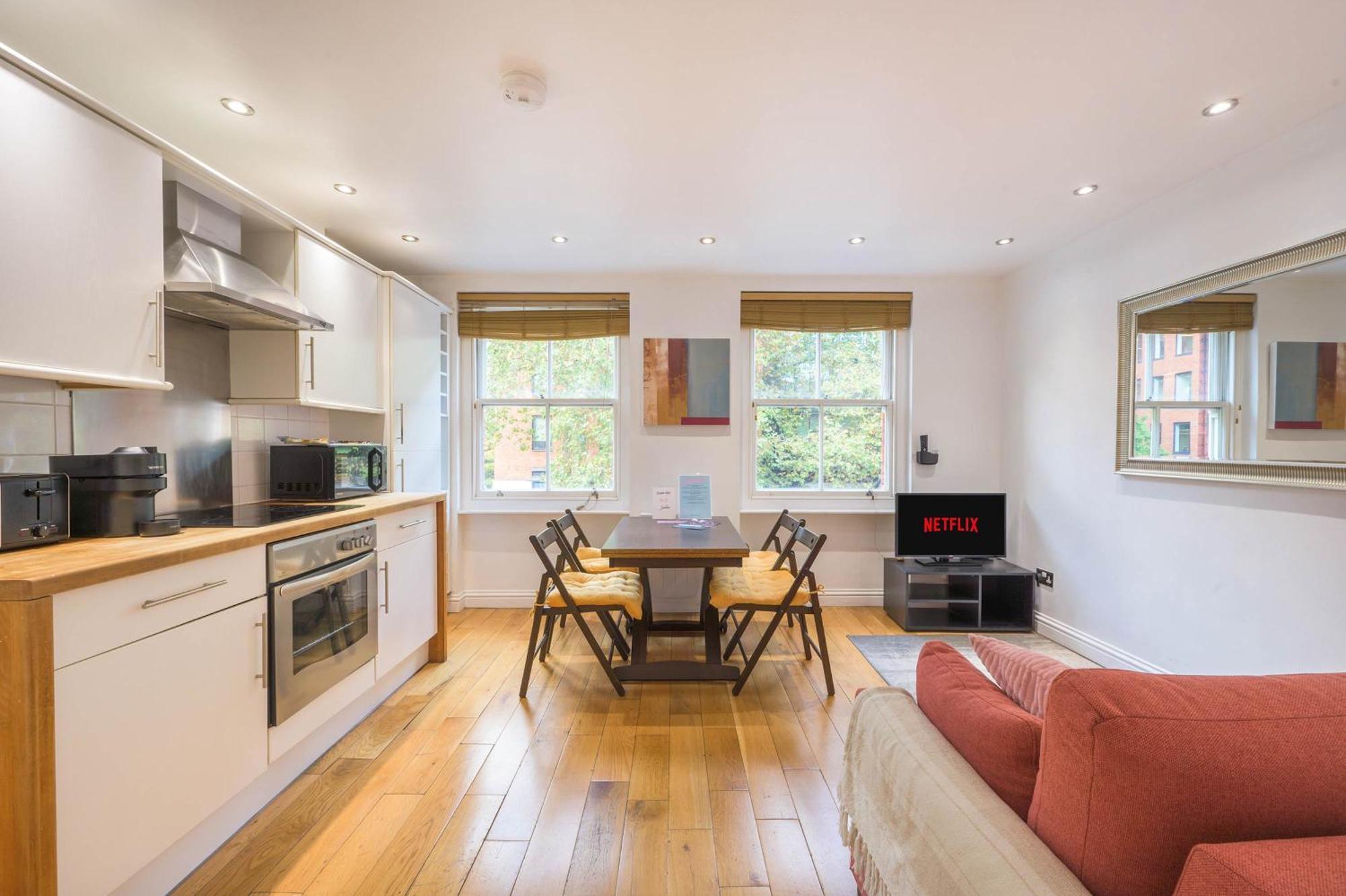 A Midtown Minute - Holborn - By Frankie Says Apartment *